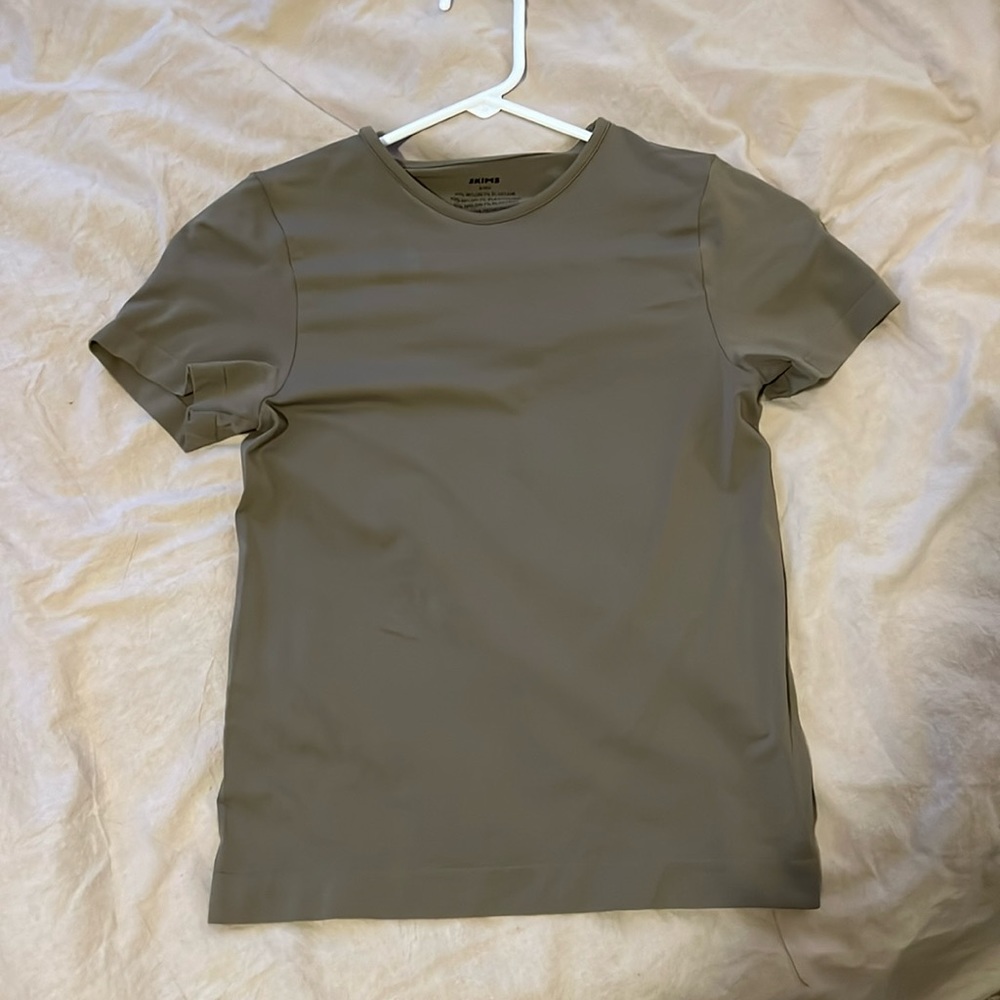 Brand new never worn Skims seamless t shirt